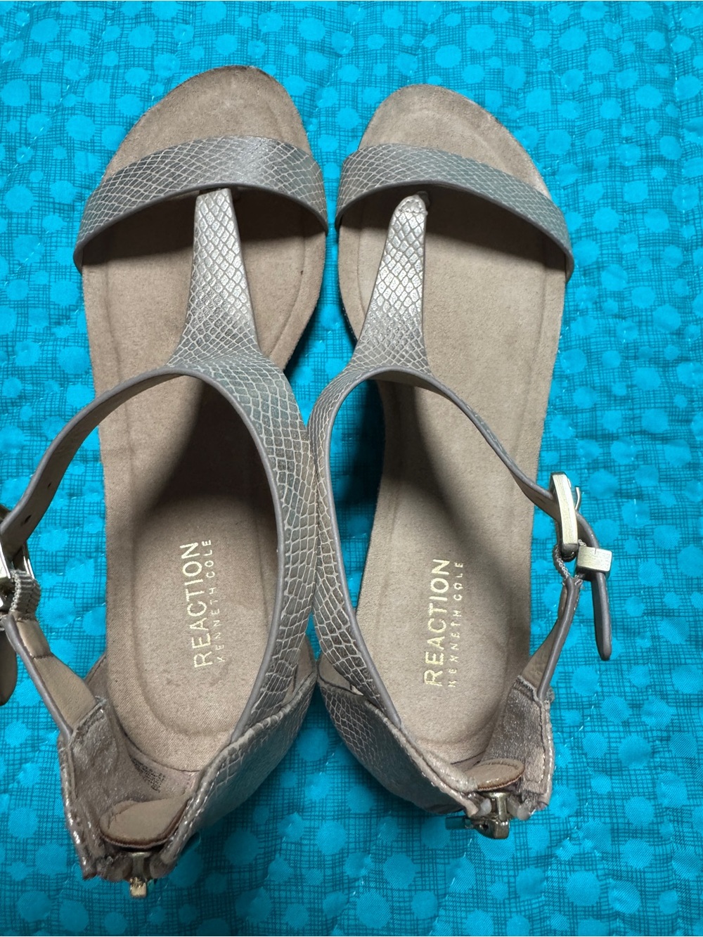 Kenneth Cole Reaction Taupe Gray Textured T-Strap Sandals